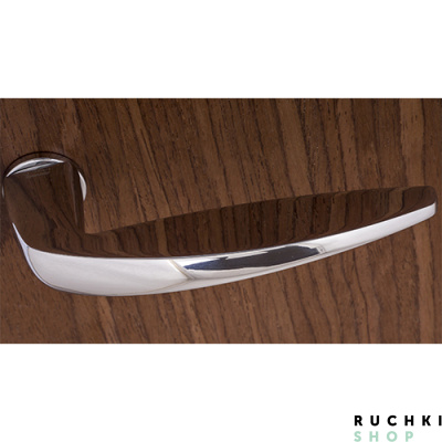 Крупный план дверной ручки Майами Слим. Венеция. Полированный хром. Фото