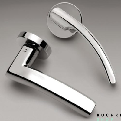 Фото крупным планом ручки на розетке OLLY, Полированный хром, Colombo