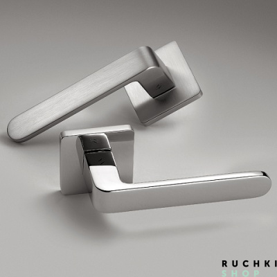 Крупное изображение дверной ручки Fedra, компании Colombo