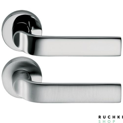 Варианты цветов ручки на круглой розетке Мета, Коломбо, Италия. Фото